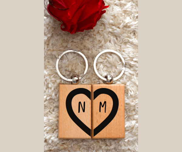 2 porte clés bois avec cœur et initiales fond beige